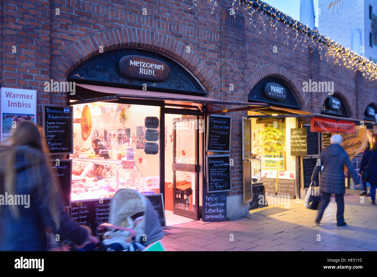 München, München: Butcher Shop Geschäfte am Markt Viktualienmarkt, Weihnachtsdekoration, Oberbayern, Oberbayern, Bayern, Bayern, Deutschland Stockfoto