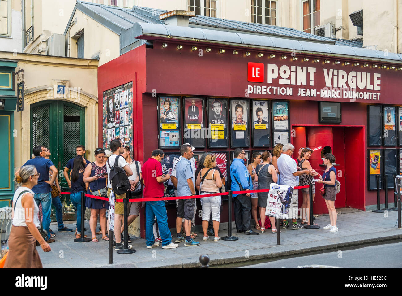 Menschen Sie Futter bis für Tickets an einem Samstag Abend im le Point Virgule theater Stockfoto