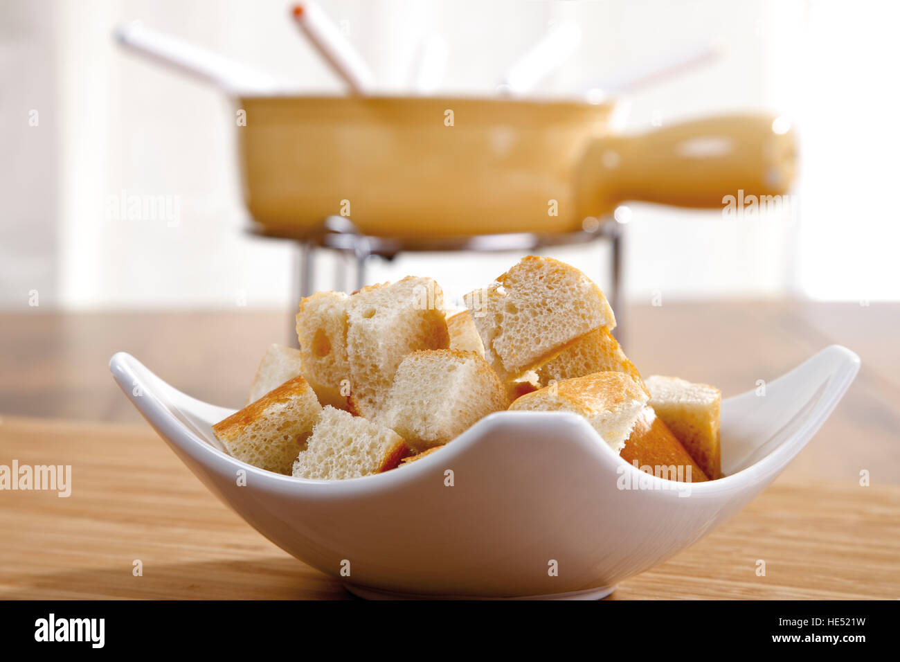 Brotwürfel für Käsefondue vor einem Fonduetopf Stockfotografie - Alamy