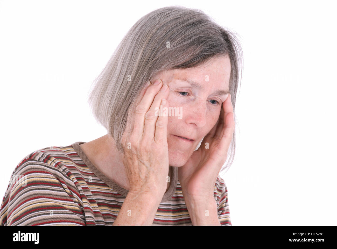 Pensionierte Frau, 65 Jahre alt, mit Kopfschmerzen Stockfoto