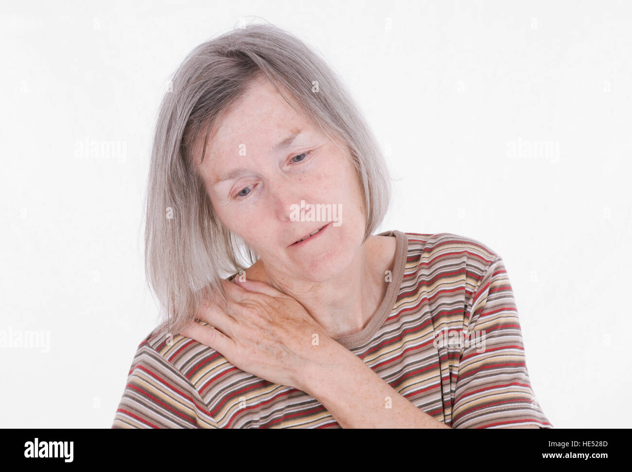 Ältere Frau, älter als 65 Jahre leiden an Hals Härten Stockfoto