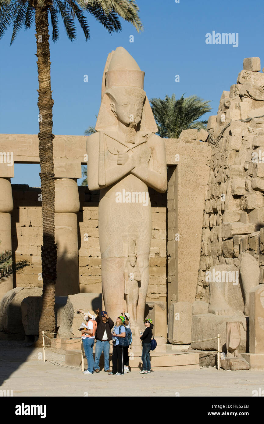 Statue von Ramses II. mit seiner Tochter, Prinzessin Bint-Anta zwischen seinen Beinen, Great Court, Tempel von Karnak, Luxor, Nil Senke Stockfoto