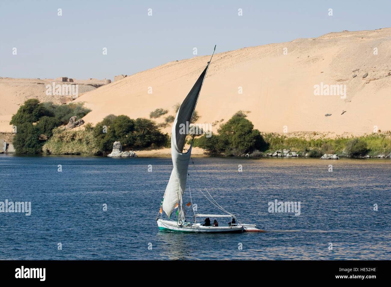 Feluke auf dem Nil mit der libyschen Wüste am Rande des Assuan oder Assuan, Nil Senke, Ägypten, Afrika Stockfoto