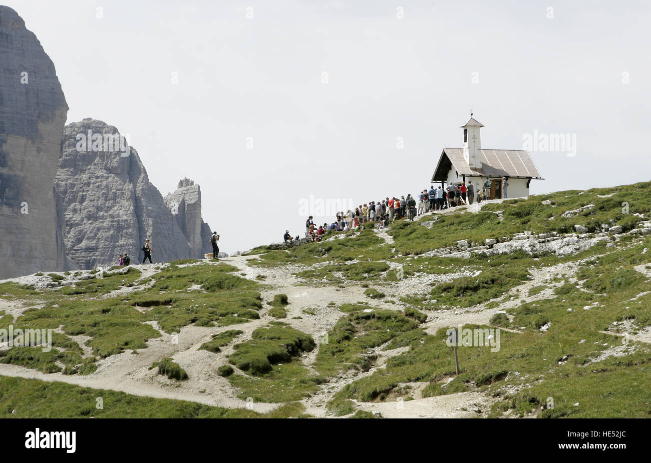 Masse, einer religiösen Zeremonie durchgeführt vor Memorials in den Tre Cime di Lavaredo Bergen Stockfoto