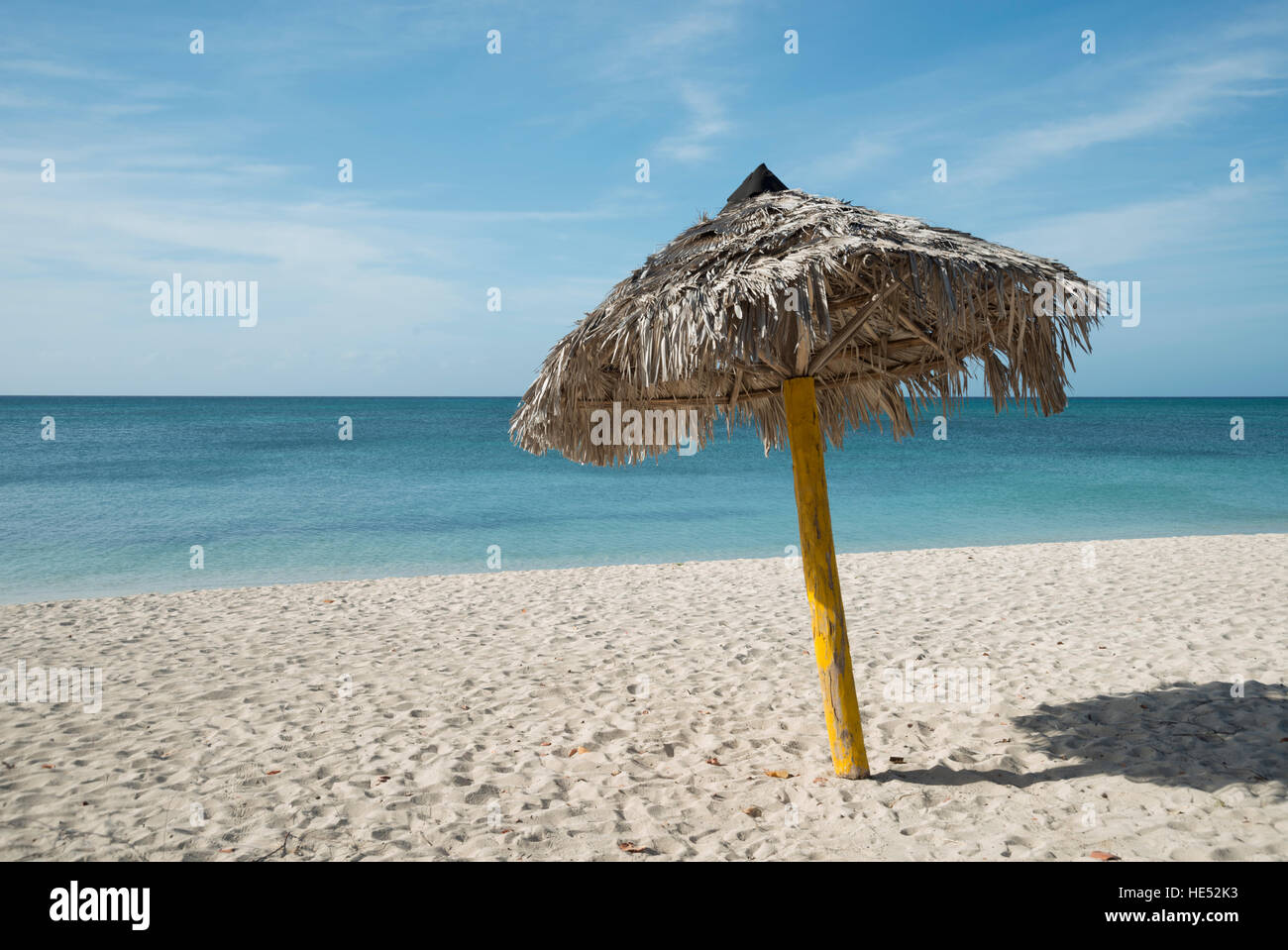 Kubanischen Strand mit Palmen Regenschirm Stockfoto