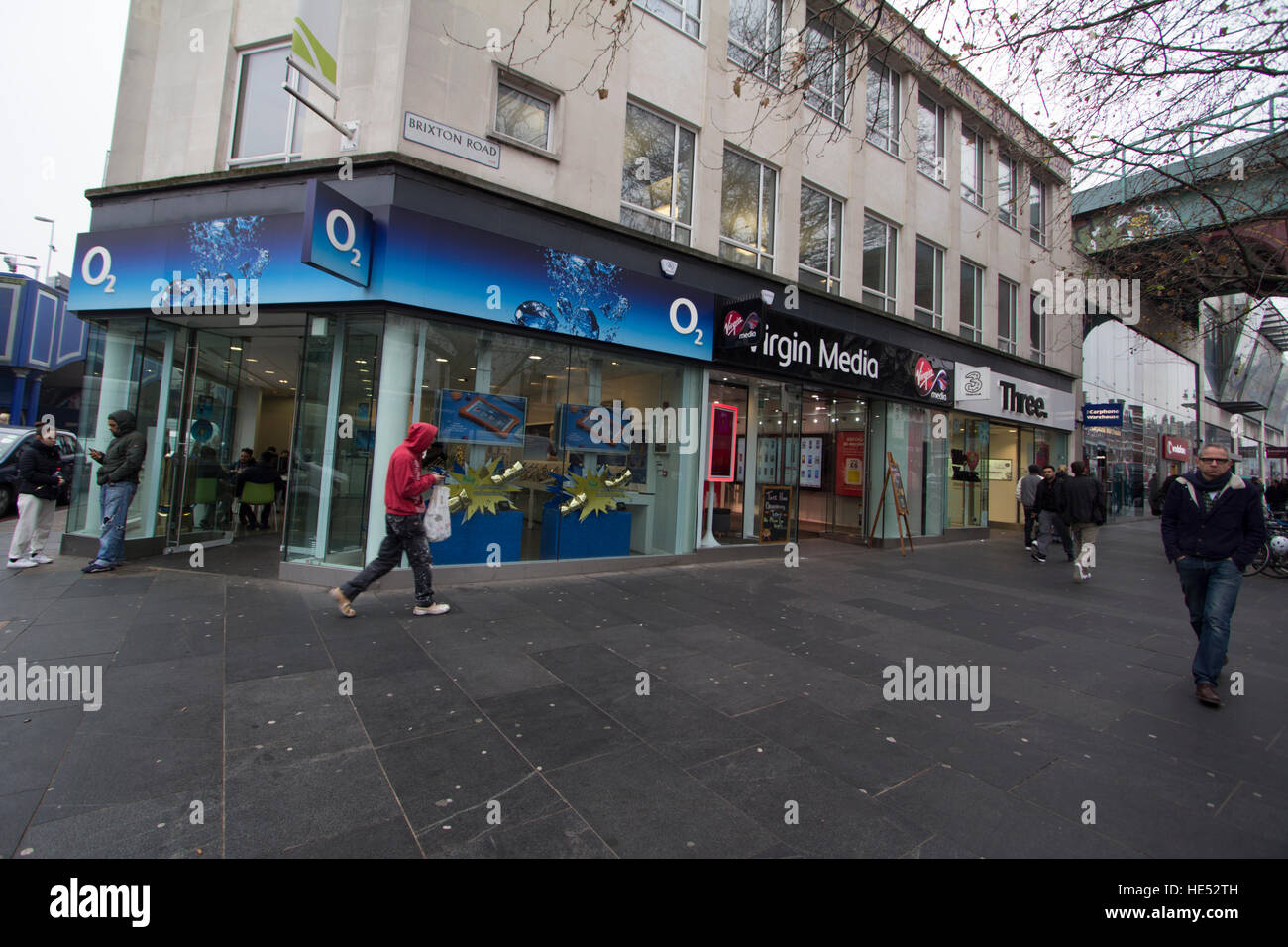 O2, Jungfrau, Medien, drei, Carphone Warehouse, in Zeile des Telefon-Shops, Brixton, London, UK Stockfoto