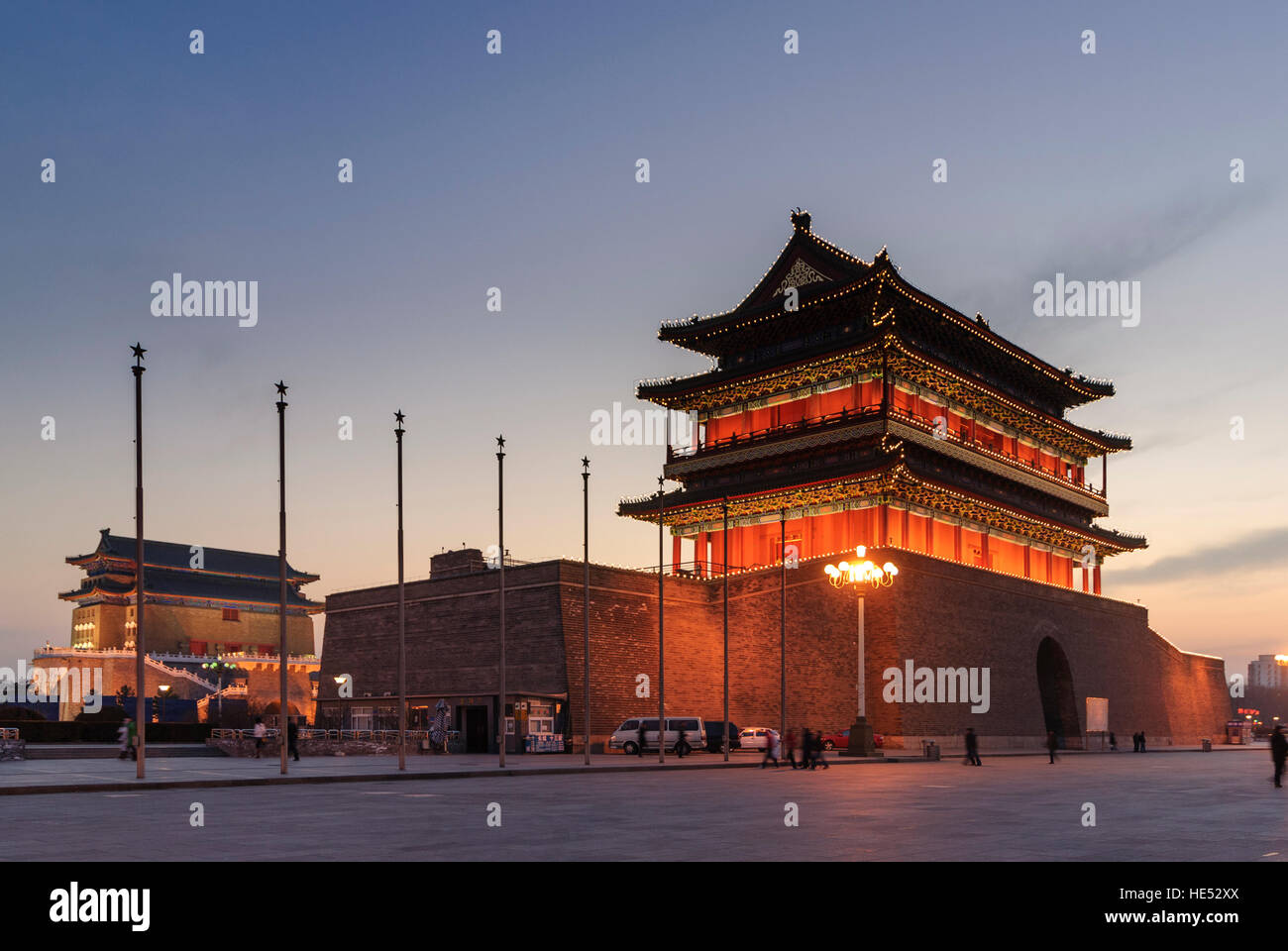 Peking: Platz des himmlischen Friedens (Tiananmen-Platz); Qianmen Turm der Wand (rechts), Pfeil Stadttor (links), Beijing, China Stockfoto