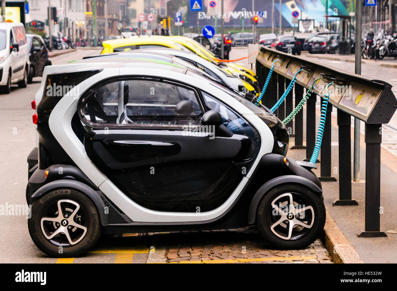 Eine Reihe von Renault Twizy zwei Sitzer Stadtfahrzeuge aufgereiht an einer Ladestation. Stockfoto