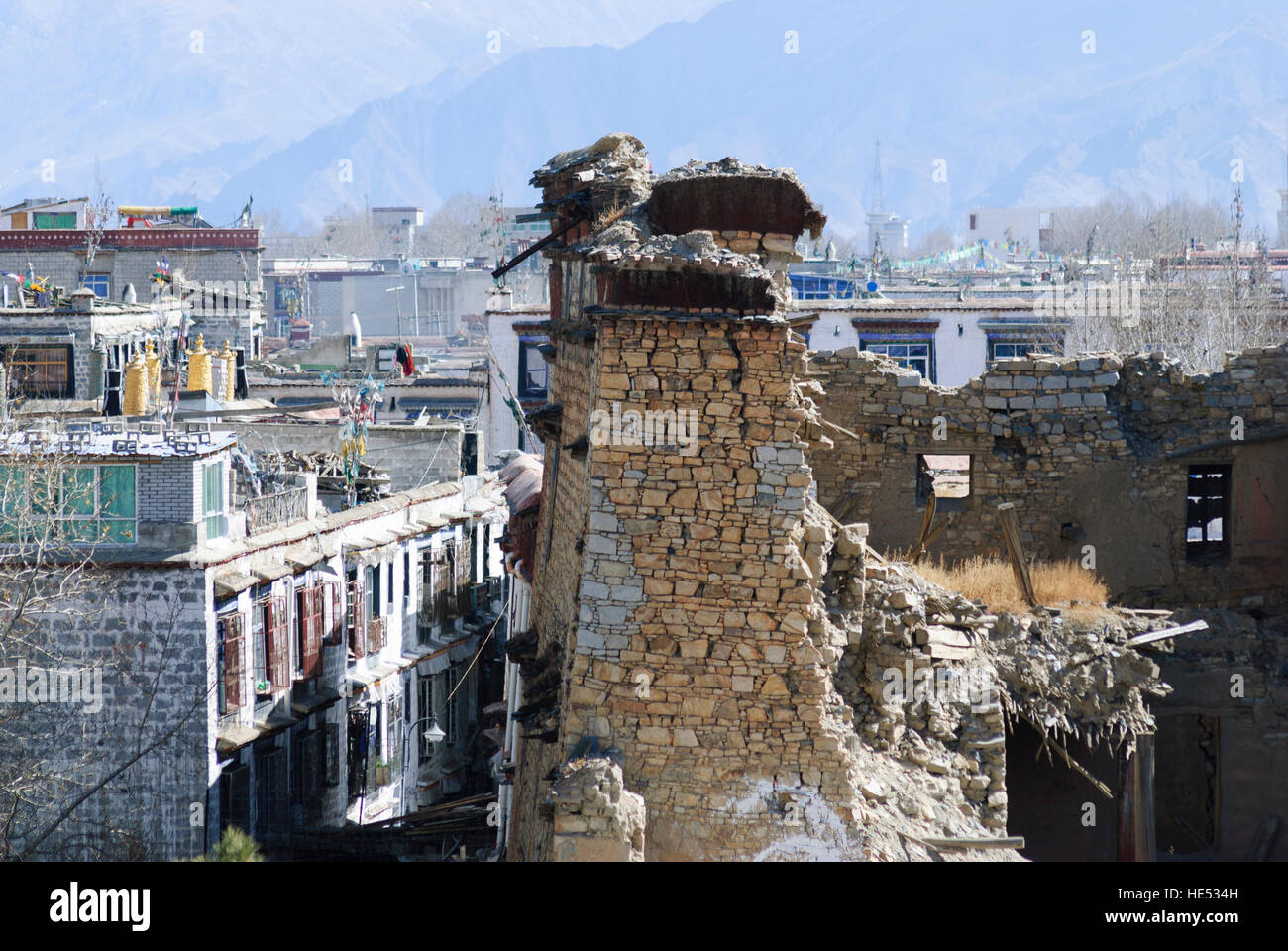 Lhasa: Ruinen eines traditionellen tibetischen Hauses in der Altstadt, Tibet, China Stockfoto