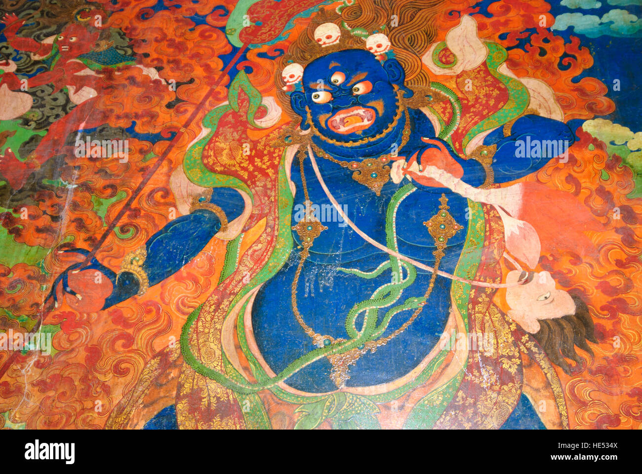 Lhasa: Nechung Kloster - ehemaliger Sitz des Orakels tibetischen Staat; Wandmalerei: die tantrische Gott Nagpo Chenpo (Mahakala) quält ein menschliches Wesen, Tib Stockfoto