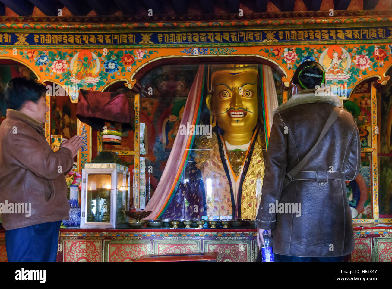 Lhasa: Nechung Kloster - ehemaliger Sitz des Orakels tibetischen Staat; Kopf der 2-geschossigen Statue von Guru Rinpoche, Tibet, China Stockfoto