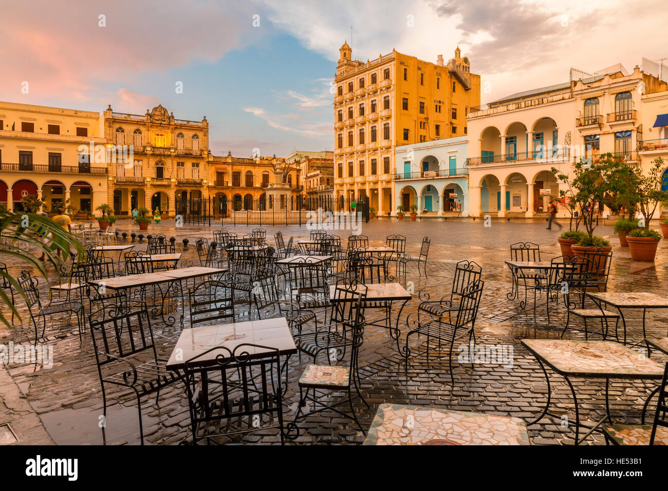 Plaza Vieja und eine Restaurant-Terrasse nach einem Regenschauer. Alt-Havanna, Kuba. Stockfoto