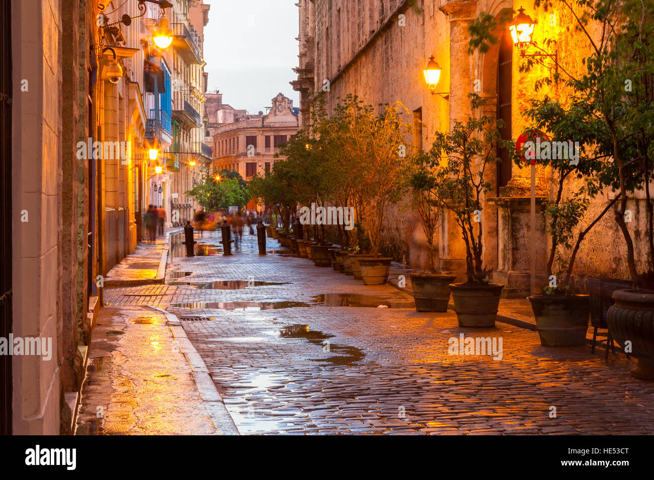 Eine Straße in Alt-Havanna nach Regenfällen in der Nähe von Plaza de San Francisco. Alt-Havanna, Kuba. Stockfoto