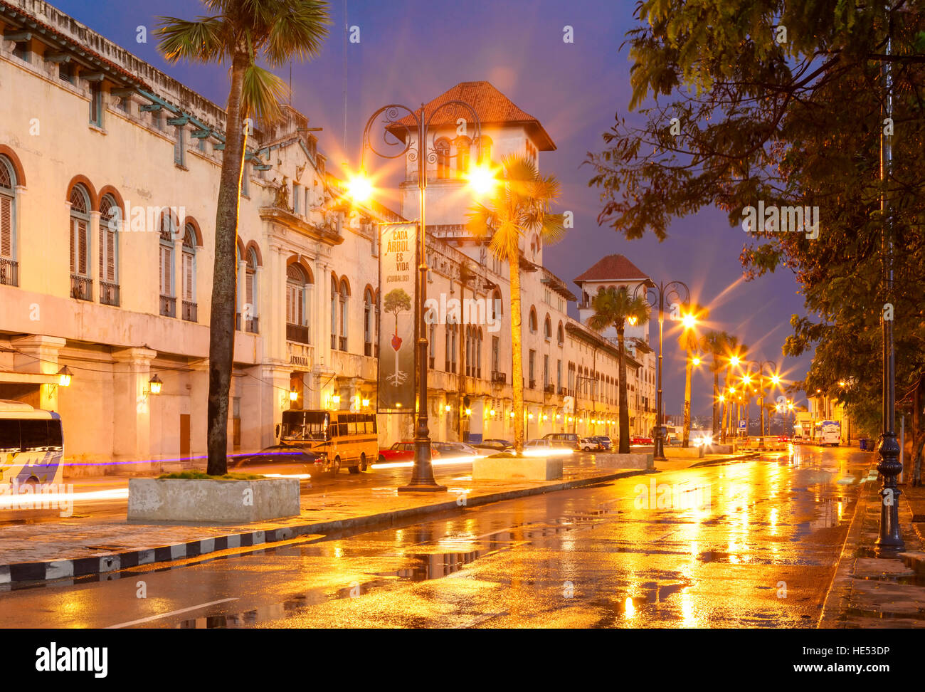 Klemme "Sierra Maestra" entlang der Avenida del Puerto in der Nacht. Alt-Havanna, Kuba. Stockfoto