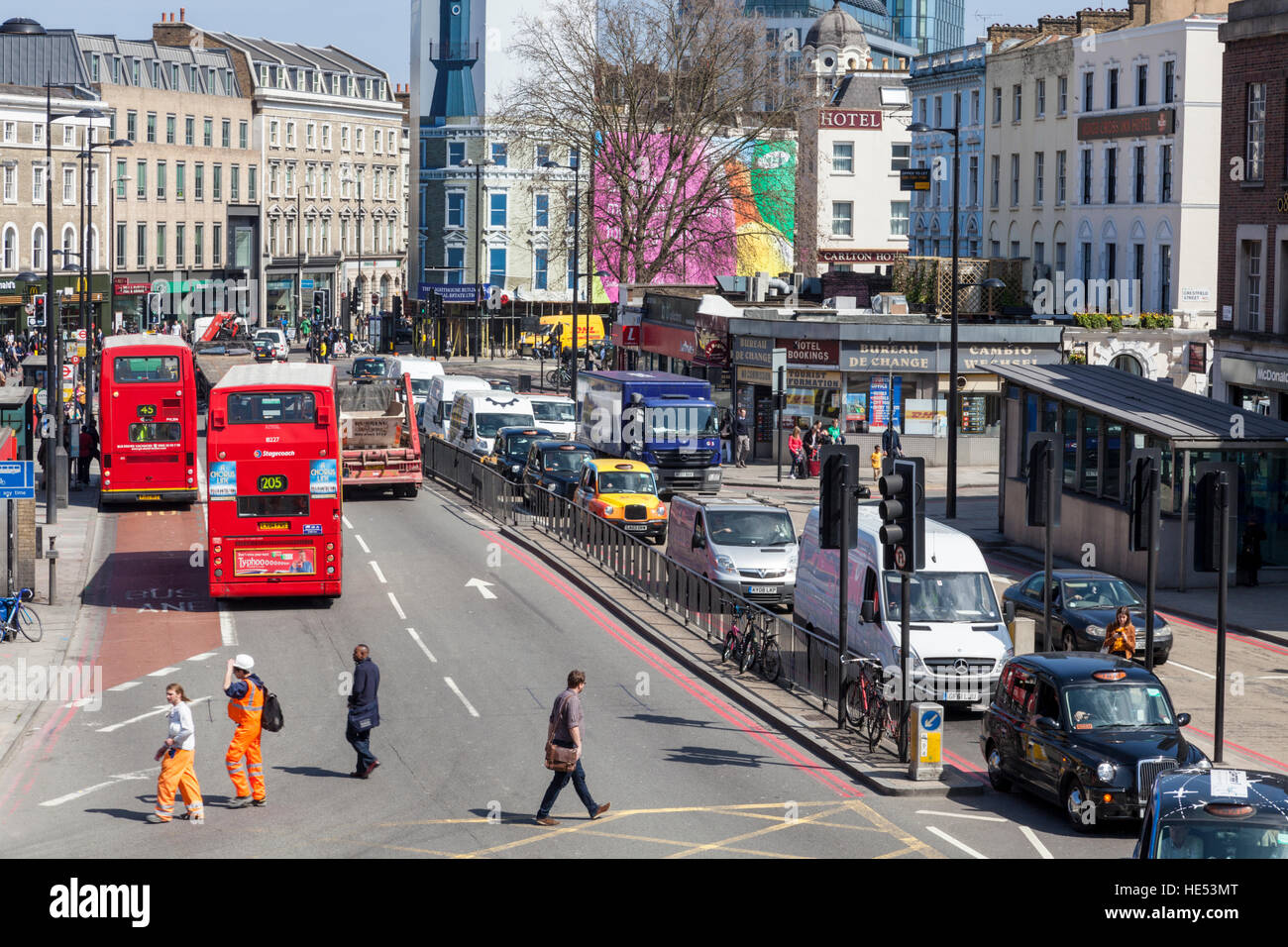 Busse und andere Verkehr auf einer Straße in London, England, Großbritannien Stockfoto