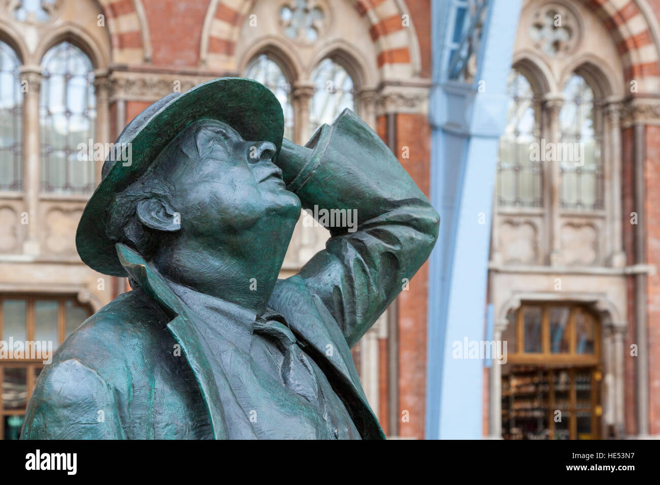 Sir John Betjemen Statue, St Pancras International Station, London, England, Großbritannien Stockfoto