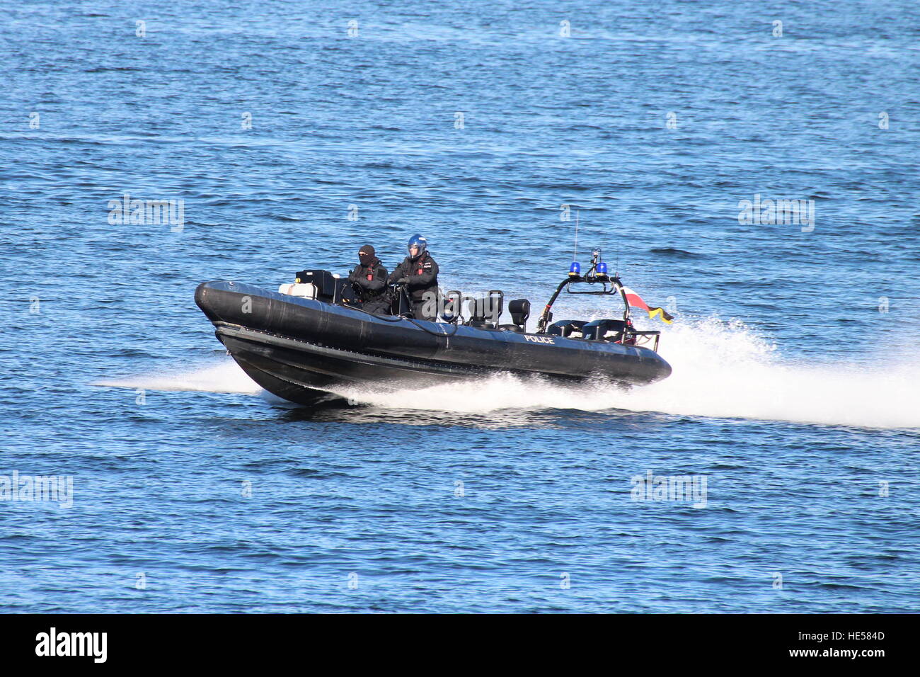 Ein Ministerium der Verteidigung Polizei RHIB (oder RIB) bietet Begleitung und Überwachung Aufgaben während der Übung Joint Warrior 16-2. Stockfoto