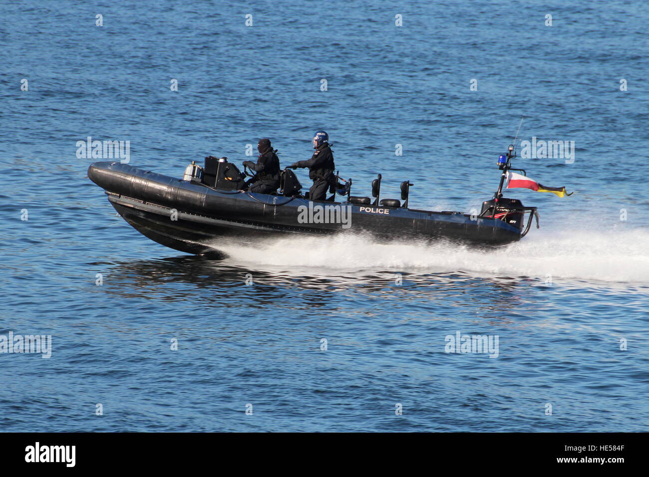 Ein Ministerium der Verteidigung Polizei RHIB (oder RIB) bietet Begleitung und Überwachung Aufgaben während der Übung Joint Warrior 16-2. Stockfoto