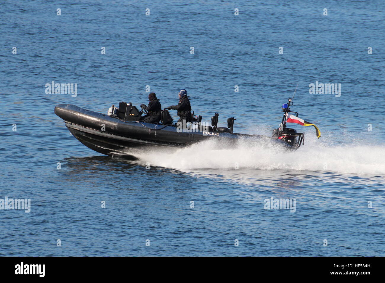 Ein Ministerium der Verteidigung Polizei RHIB (oder RIB) bietet Begleitung und Überwachung Aufgaben während der Übung Joint Warrior 16-2. Stockfoto