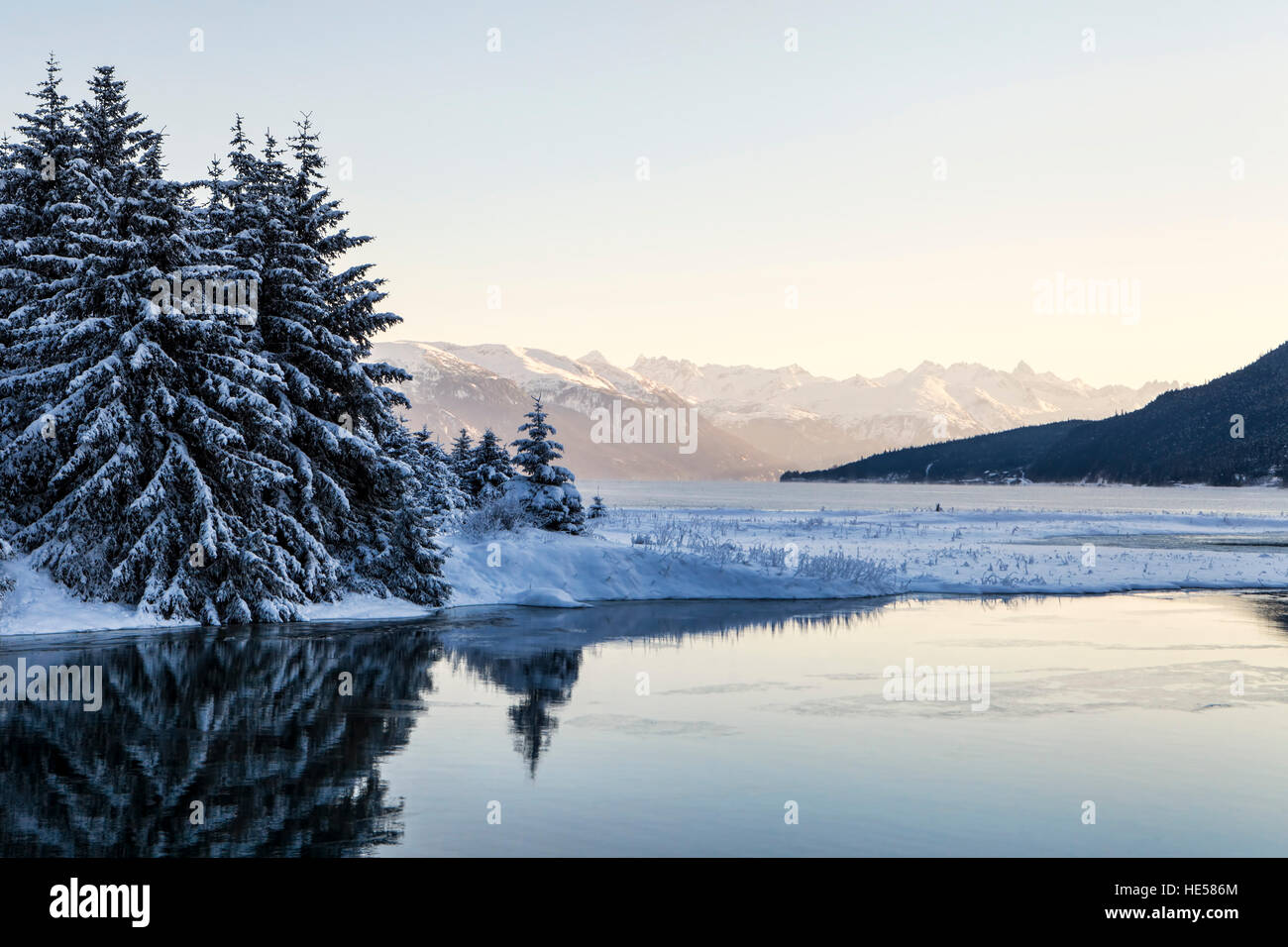 Chilkoot Inlet in der Nähe von Haines Alaska bei Sonnenuntergang mit Baum Reflexionen im Fluss. Stockfoto
