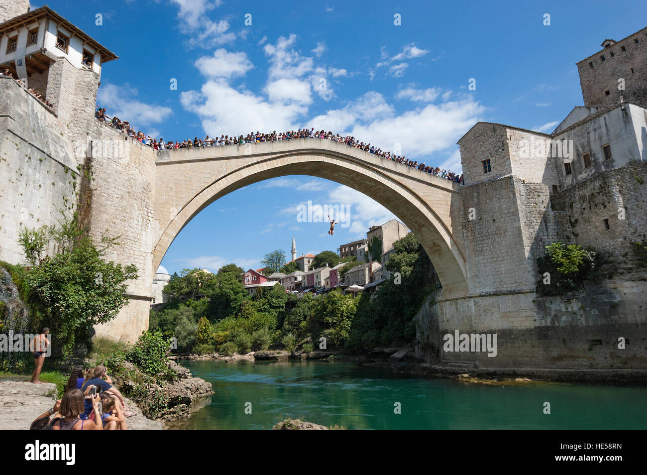 Mann springt von der Brücke von Mostar in Bosnien Zuschauer schauen Stockfoto