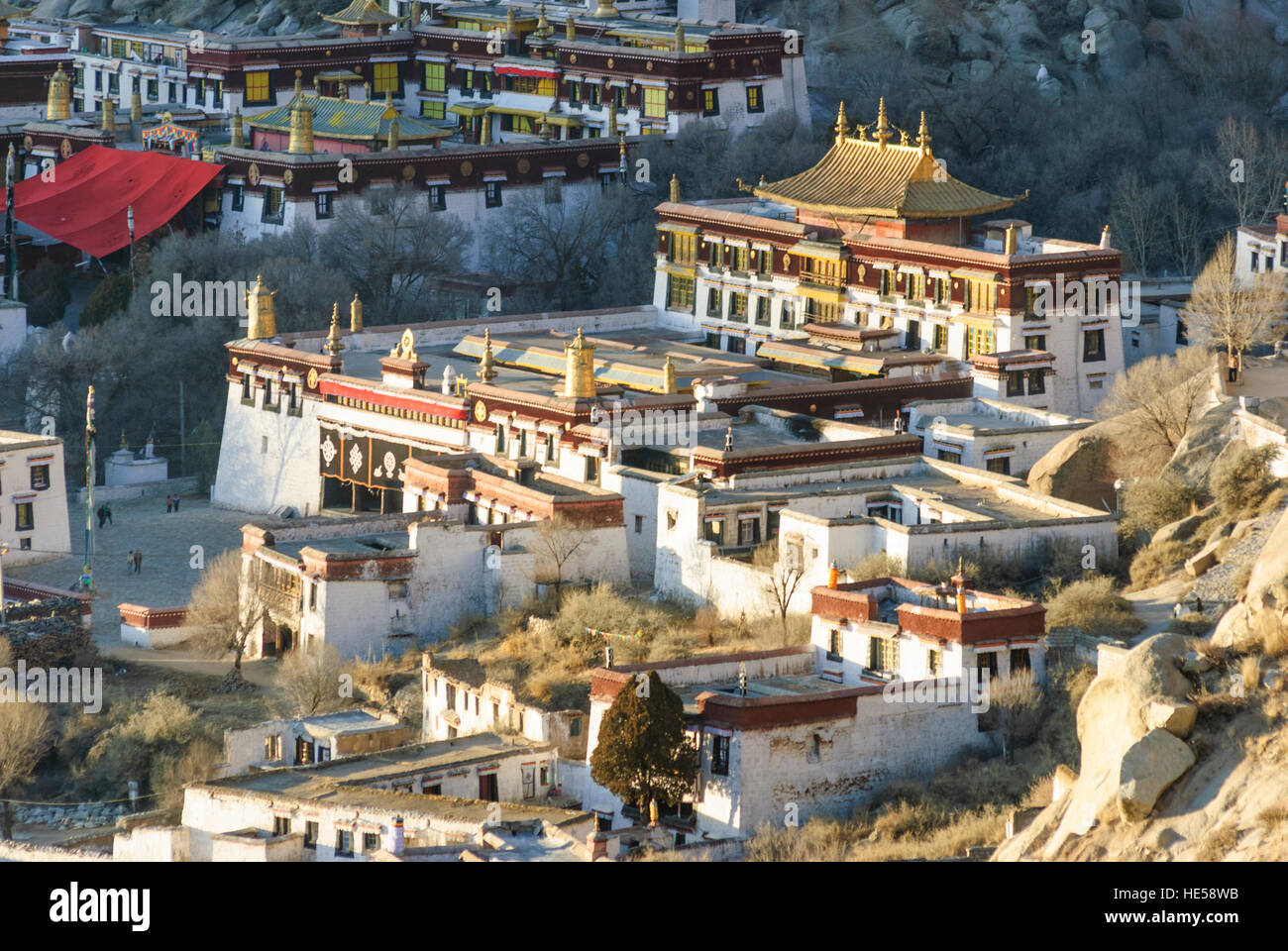 Lhasa: Kloster Sera; Hauptgebetshalle im letzten Sonnenlicht, Tibet, China Stockfoto