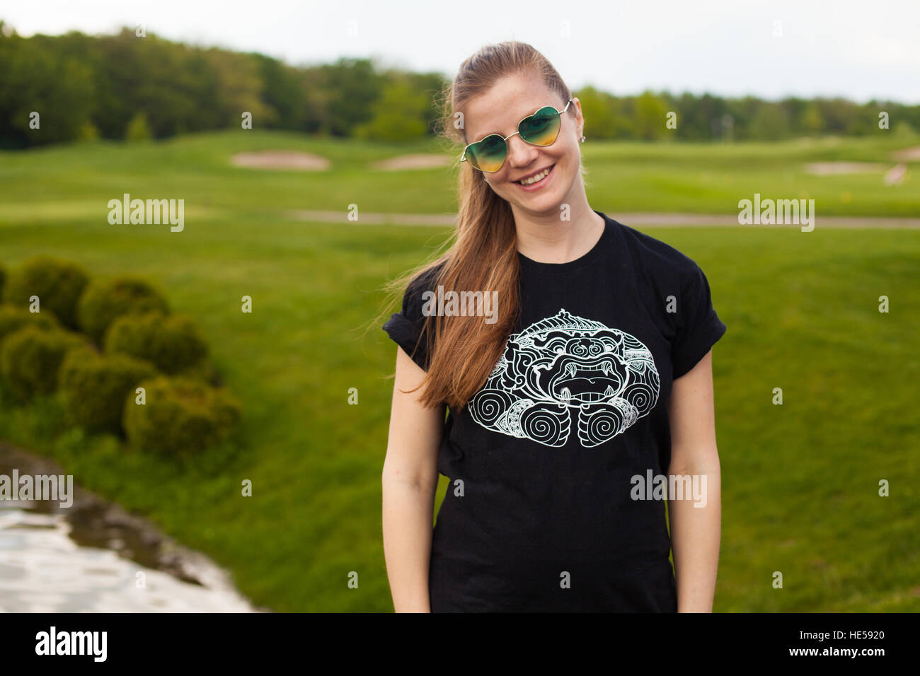 Junge schwangere Frau in der Natur Stockfoto