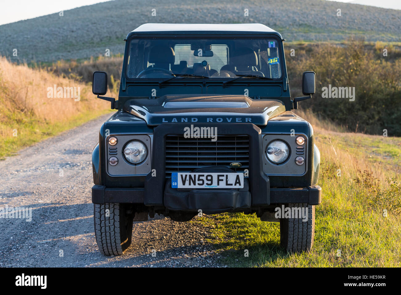 Landrover Defender Station Wagon auf einem Feldweg an den toskanischen Dorf von Lajatico, Toskana, Italien geparkt. Stockfoto