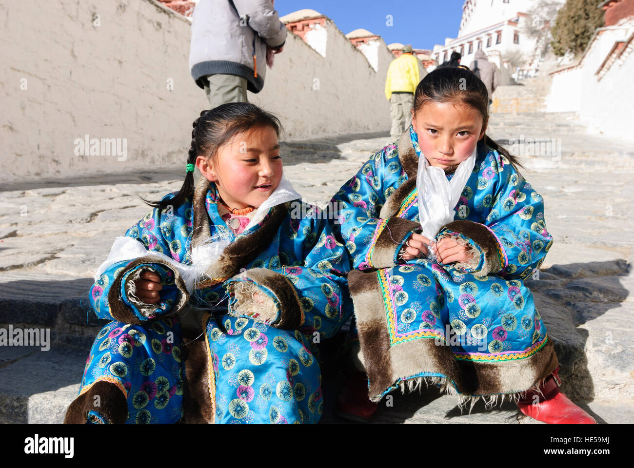 Lhasa: Potala: ehemalige Palast des Dalai Lamas; Tibetisches Mädchen Mädchen auf Aufstieg, Tibet, China Stockfoto