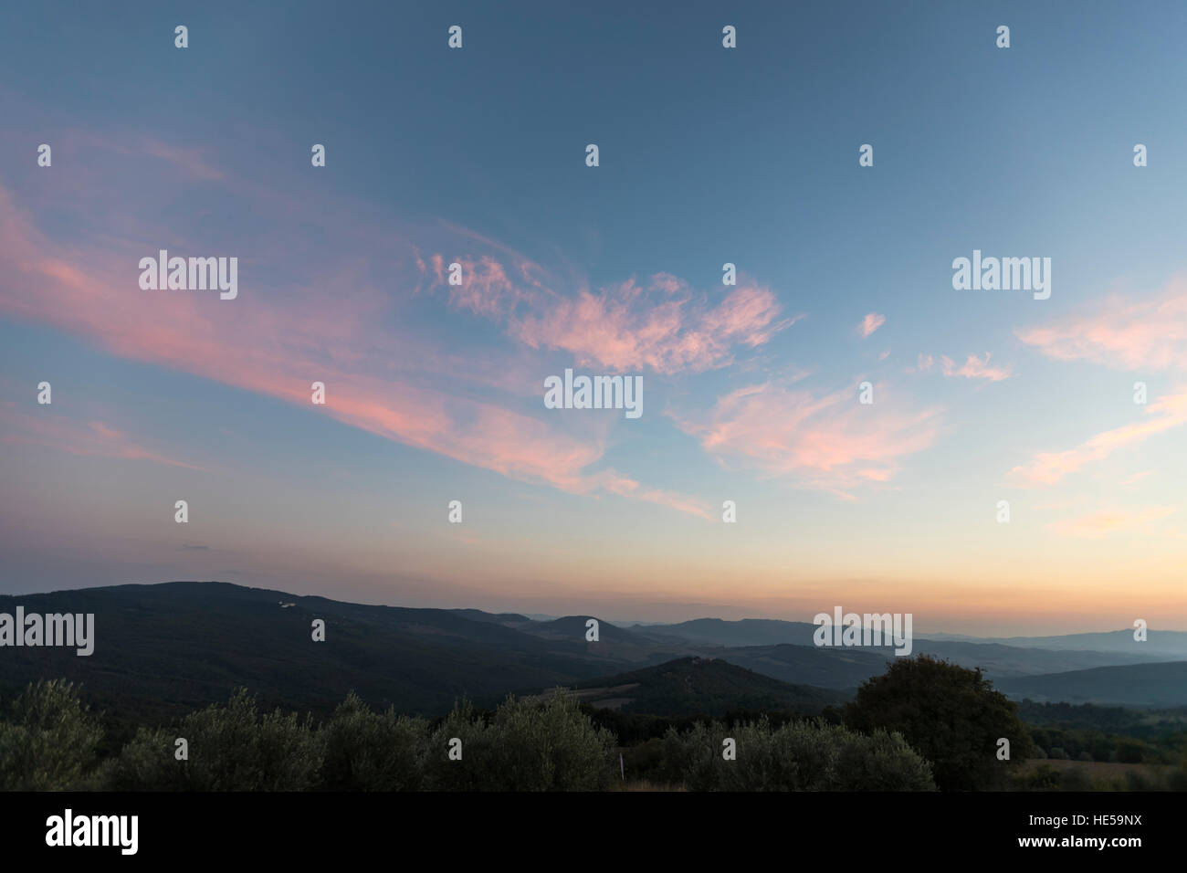 SR68 toskanischen Hügel in Richtung Volterra, Toskana Italien sucht. Stockfoto