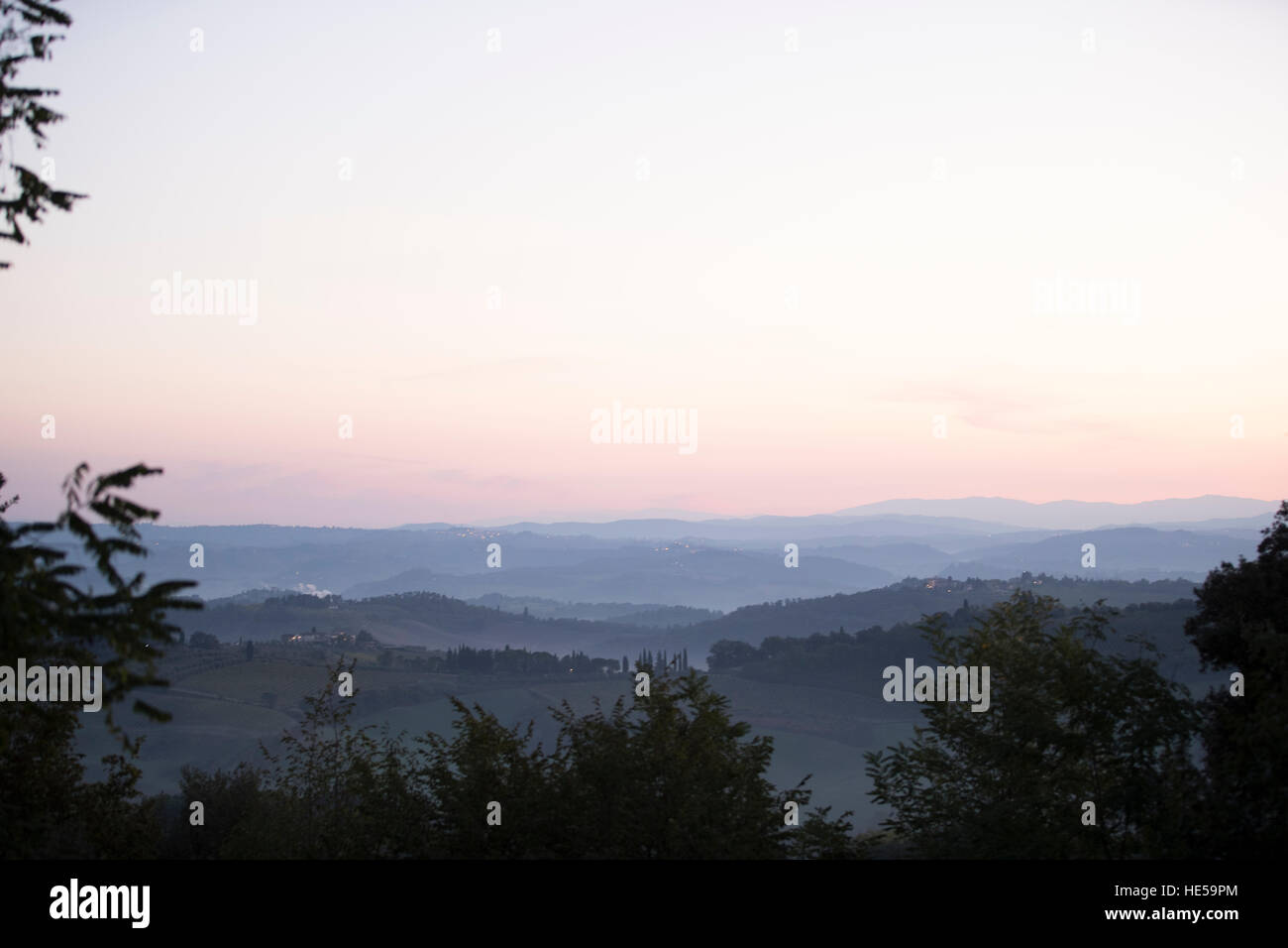 Morgendämmerung in der Umgebung von San Gimignano, Toskana. Stockfoto