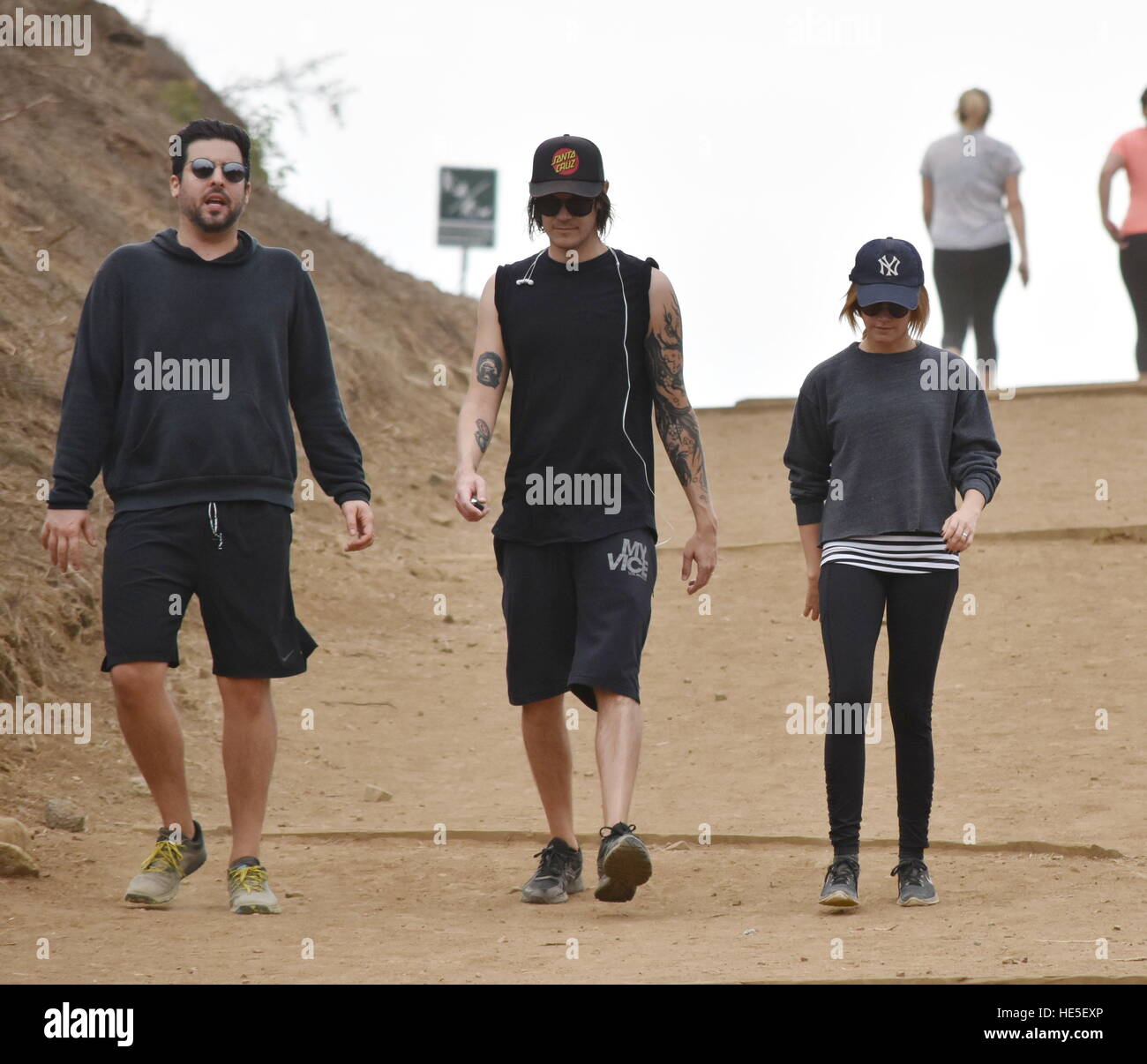 Ashley Tisdale und Christopher French Wandern mit einem Freund Hollywood Hills mit: Ashley Tisdale, Christopher Französisch wo: Los Angeles, California, Vereinigten Königreich wenn: 12. November 2016 Stockfoto