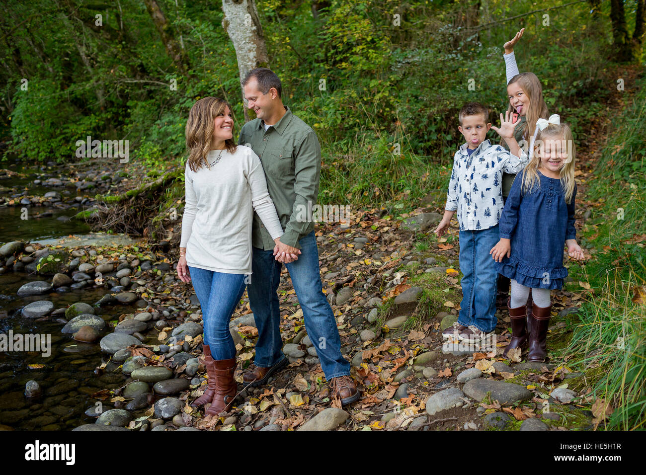 Lifestyle-Porträt von fünf Personen in einer Familie an den Ufern des Flusses McKenzie in Oregon. Stockfoto