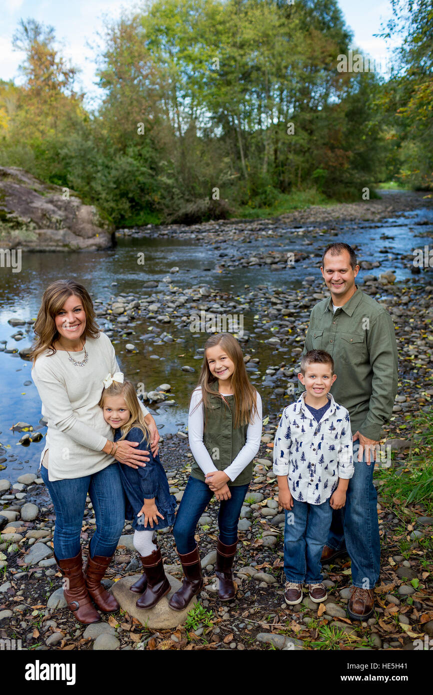 Lifestyle-Porträt von fünf Personen in einer Familie an den Ufern des Flusses McKenzie in Oregon. Stockfoto