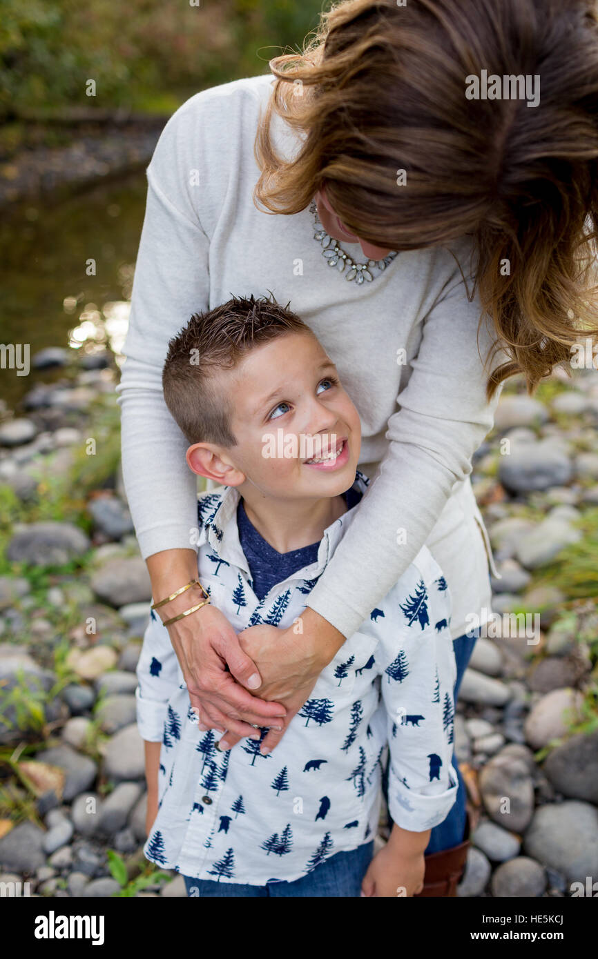 Lifestyle Porträt eines jungen und seiner Mutter an den Ufern des McKenzie River in Oregon. Stockfoto