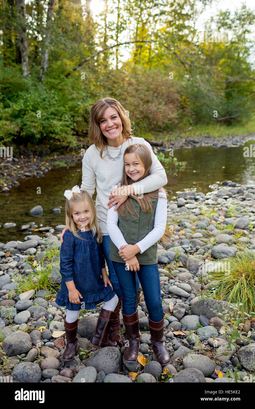 Porträt einer Mutter mit ihren beiden Töchtern entlang des McKenzie in Oregon. Stockfoto