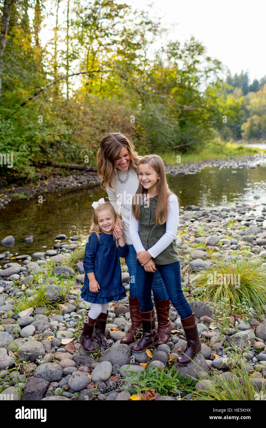 Porträt einer Mutter mit ihren beiden Töchtern entlang des McKenzie in Oregon. Stockfoto