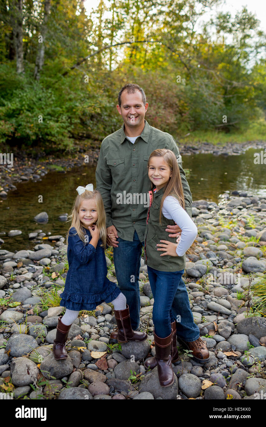 Porträt eines Vaters mit seinen beiden Töchtern entlang des McKenzie in Oregon. Stockfoto