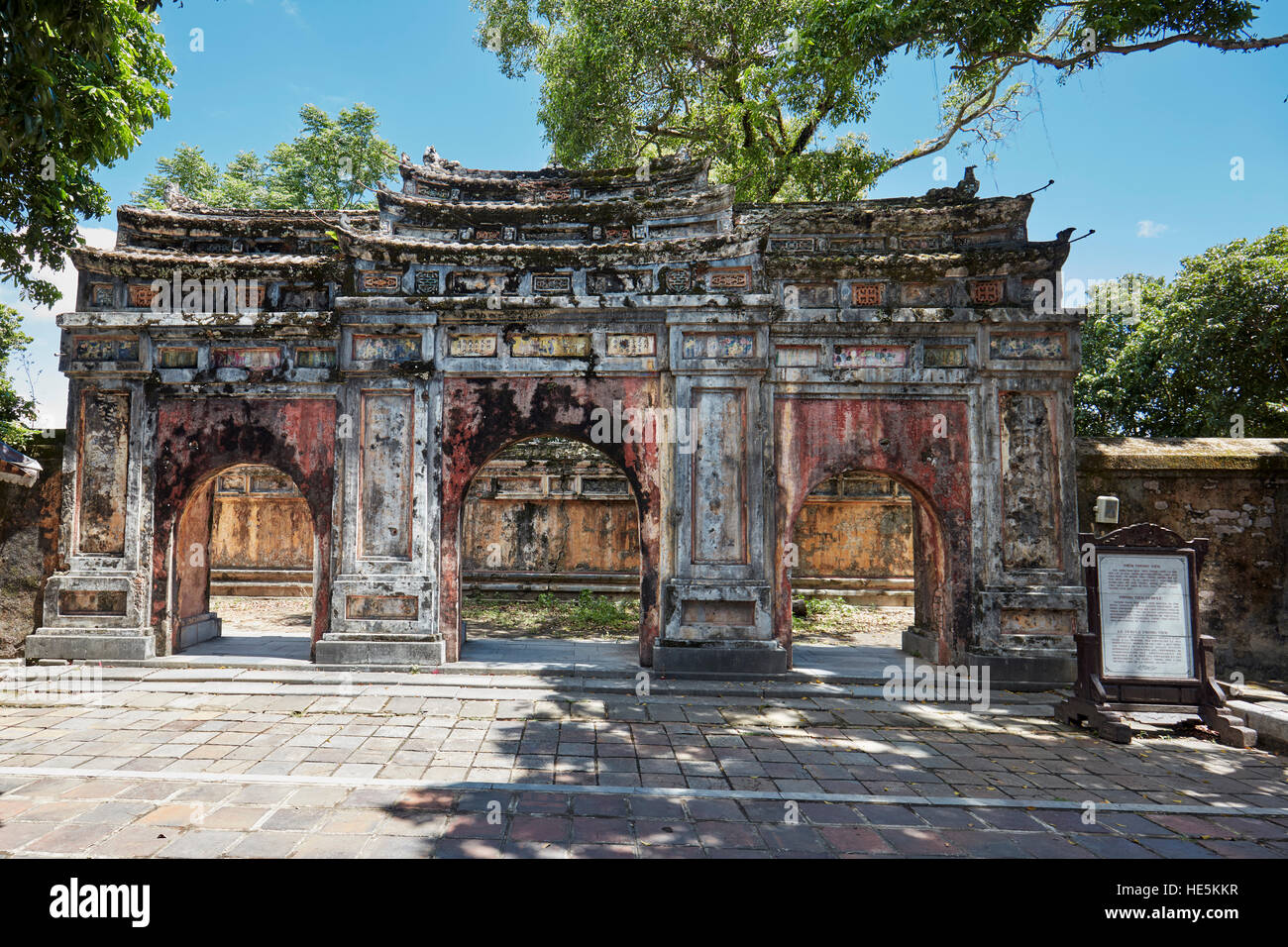 Tor zum ruinierten Phung Tien Tempel in der Kaiserlichen Stadt (Zitadelle). Hue, Vietnam. Stockfoto