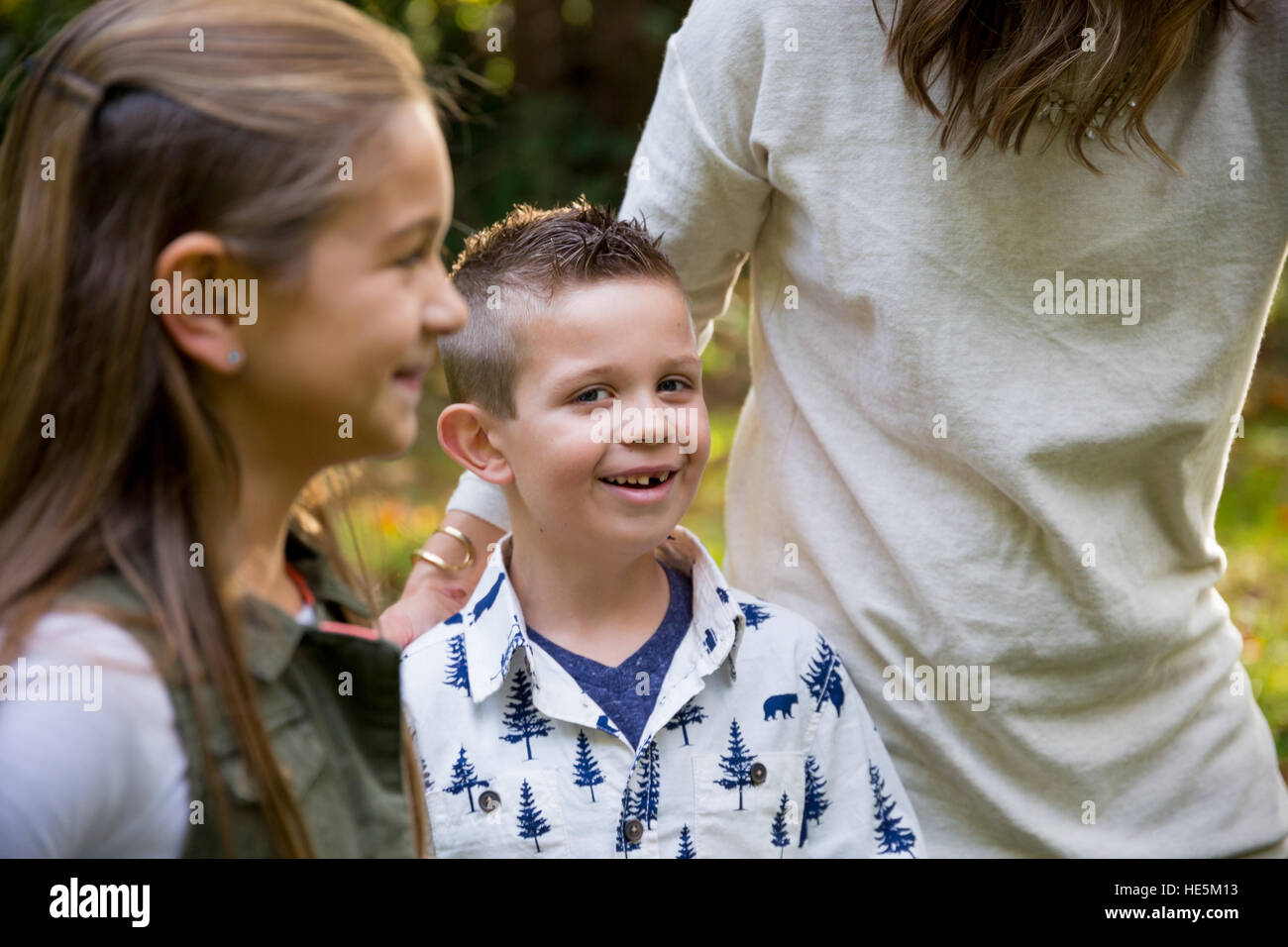 Candid Lifestyle Portrait ein kleiner Junge und seine Schwester lachen und Lächeln an einem Naturpark. Stockfoto