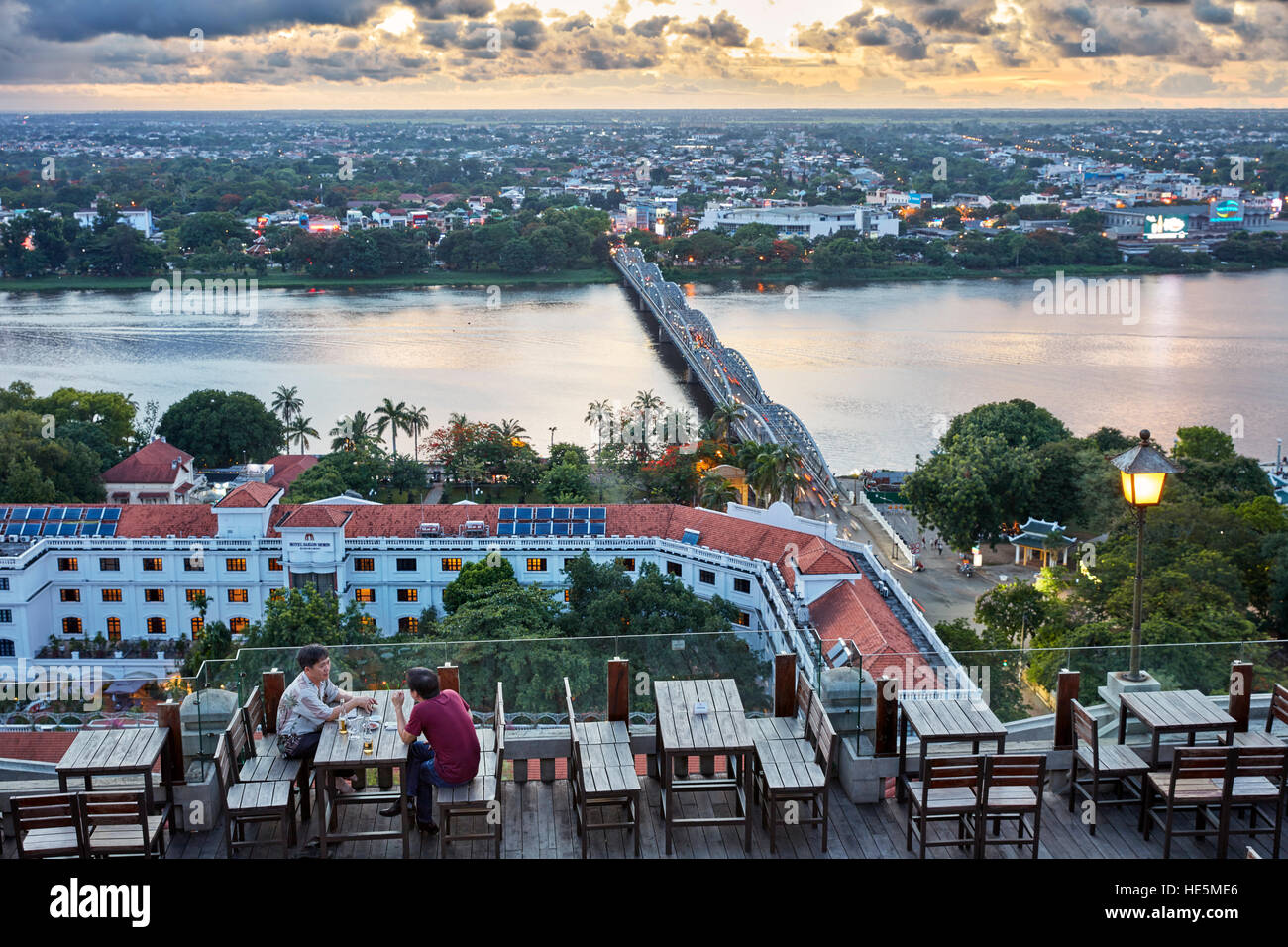 Antenne Stadtblick auf den Perfume River und Truong Tien Brücke von der Imperial Hotel Bar auf der Dachterrasse. Hue, Vietnam. Stockfoto