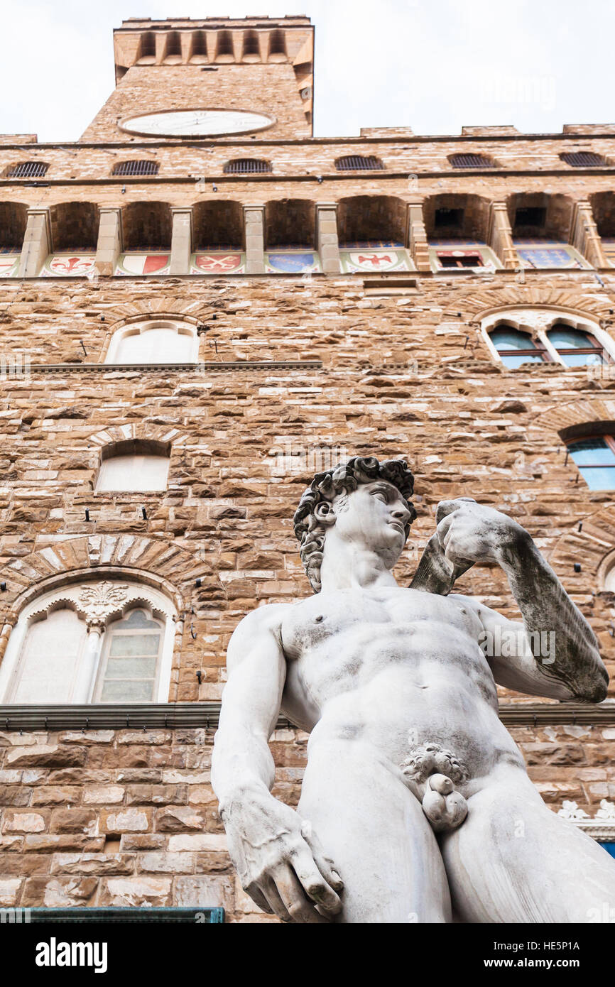 Reisen Sie nach Italien - Unteransicht des Kopie der Statue David in der Nähe von Palazzo Vecchio in Florenz Stadt. Original David ist Renaissance Skulptur im Jahre 1501- Stockfoto