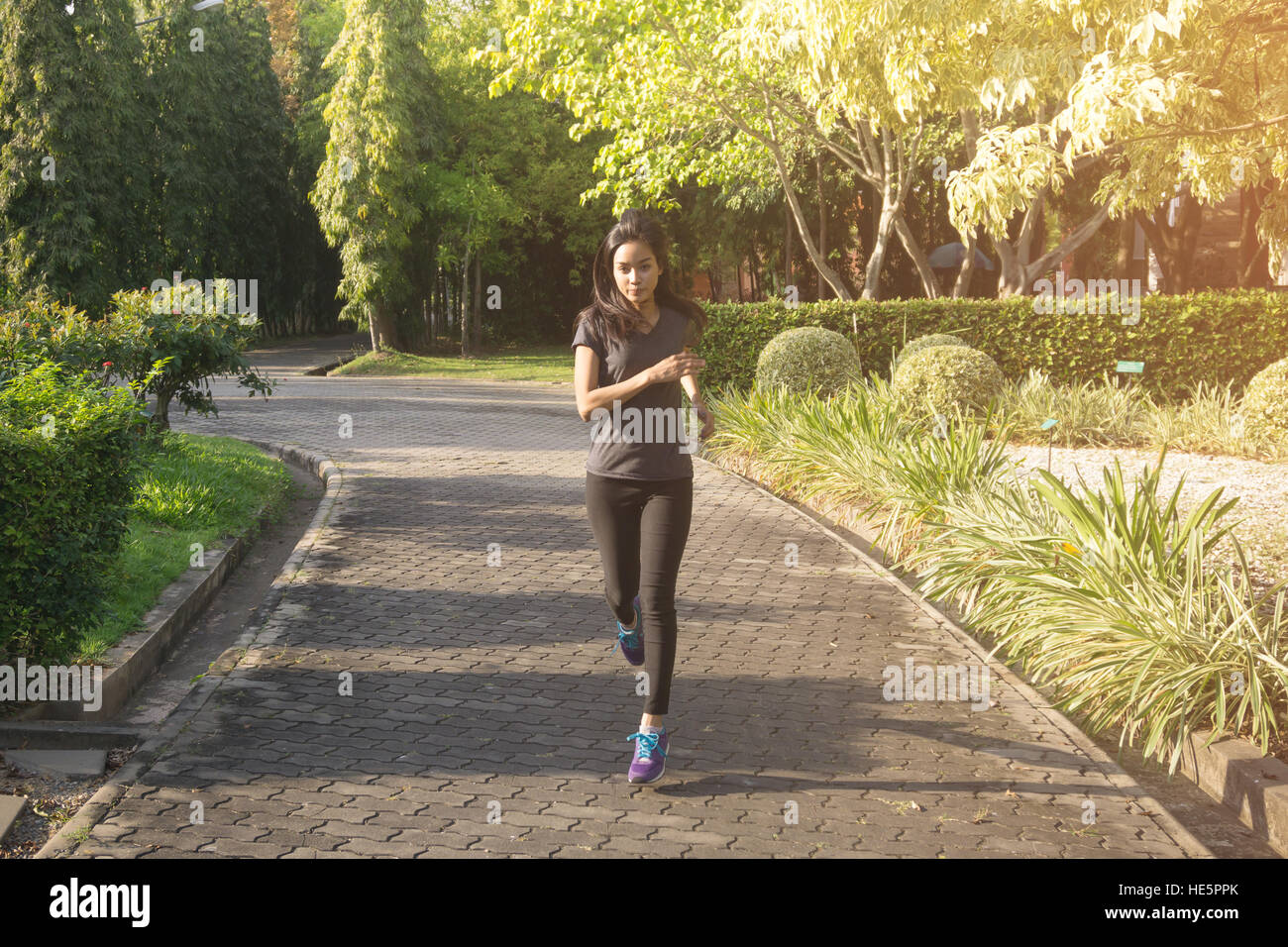 Frauen-Läufer sprinten im Freien. Sportliche Menschen in öffentlichen Park Stadtgebiet gesunde Lebensweise und Sport-Konzepte. Stockfoto