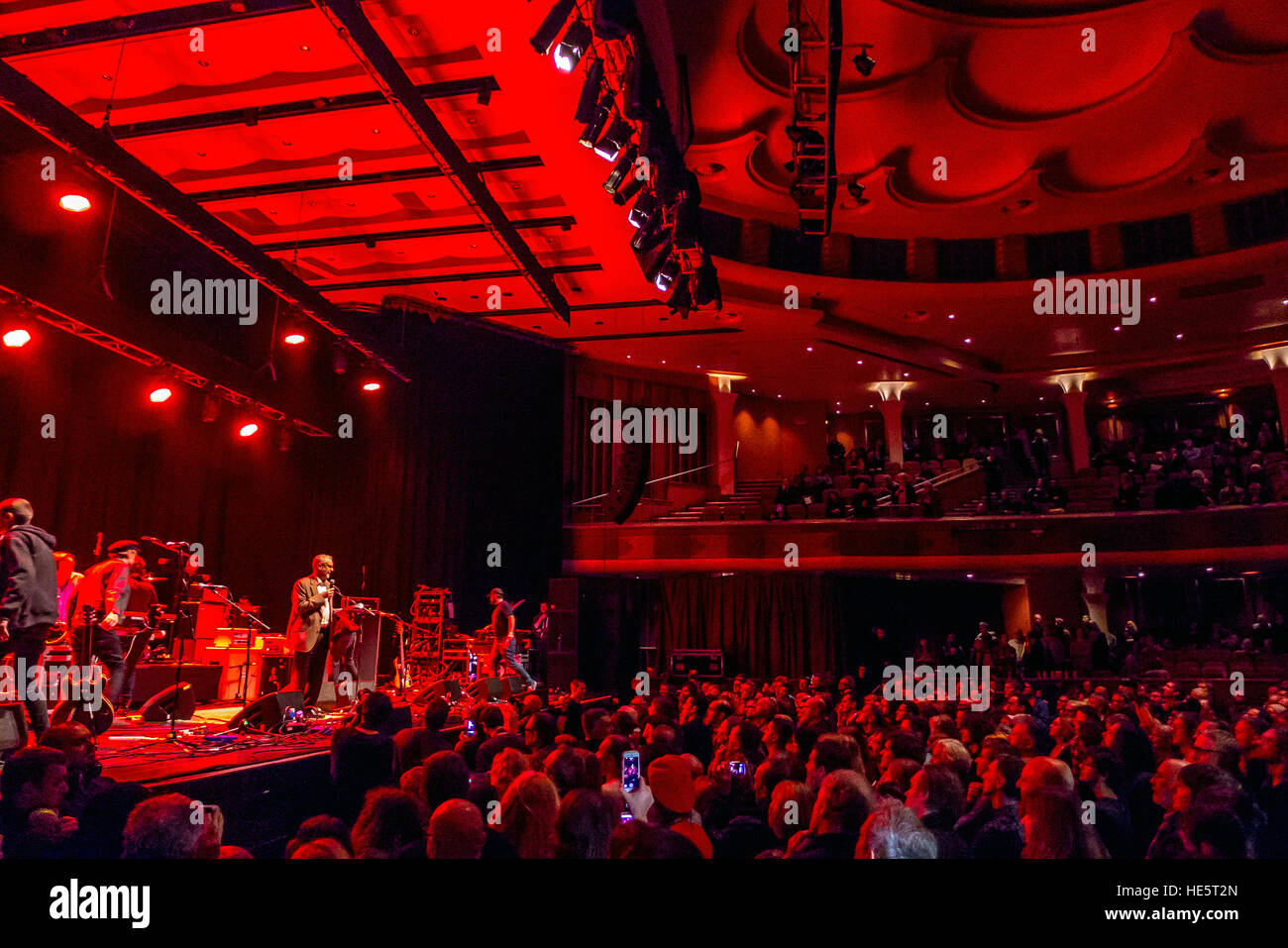 Brighton, UK. 16. Dezember 2016. Jeremy Corbyn MP spricht das Publikum zunächst die "Konzerte für Corbyn' Konzerte eine bundesweite Reihe von Vorteil für die Labour-Chef, mit Acts wie Paul Weller, die Farm und Robert Wyatt. © Andrew Hasson/Alamy Live-Nachrichten Stockfoto
