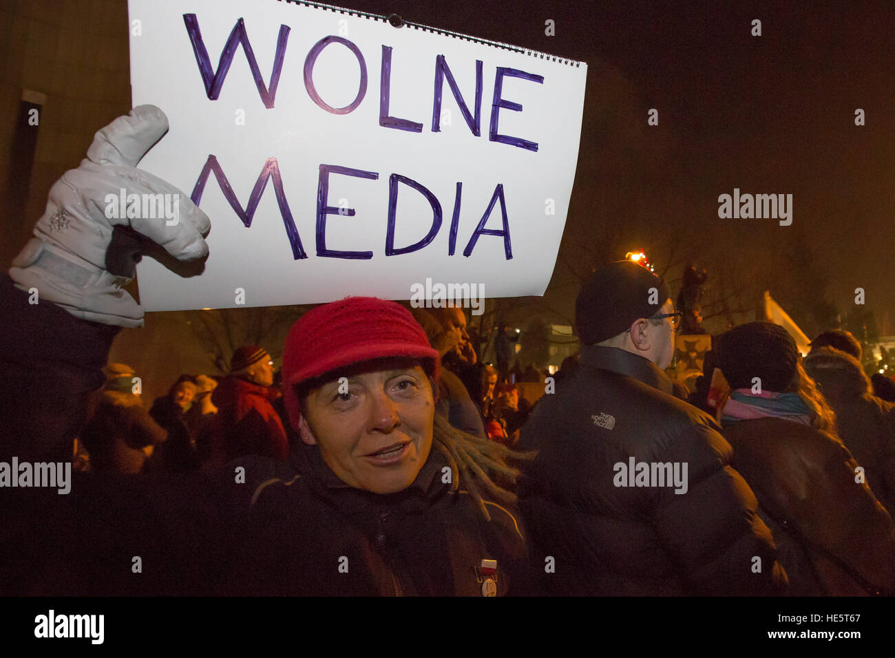 Mehrere hundert Menschen beteiligen sich an einer Demonstration organisiert von polnischen Komitees für die Verteidigung der Demokratie (KOD) vor dem Sejm (Sejm) in Warschau, Polen, 16. Dezember 2016. Darunter ein Frauen halten ein Plakat mit der Aufschrift "Wolne Medien" (kostenlos). Sie protestieren gegen geplante Einschränkungen für die Arbeitsbedingungen von Journalisten in das Parlament von der Regierungspartei PiS geplant. Das neue Gesetz würde den Zugang von Fotojournalisten und video Korrespondenten zum Sejm Gebäude Schränken. Die Regeln sind Kraft treten im Jahr 2017. -KEIN Draht-SERVICE - Foto: Stockfoto