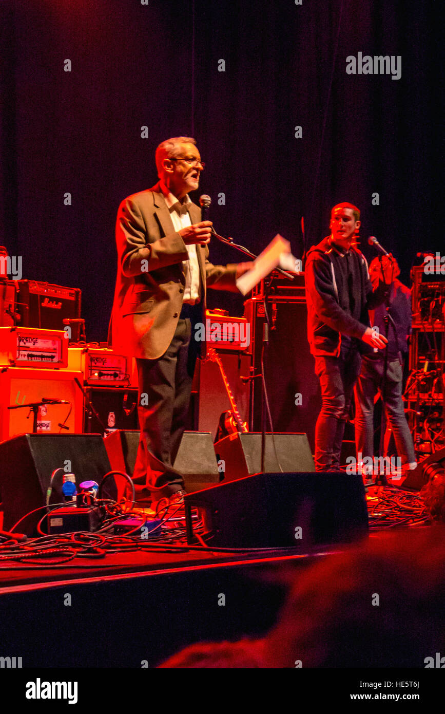 Brighton, UK. 16. Dezember 2016. Jeremy Corbyn MP spricht das Publikum zunächst die "Konzerte für Corbyn' Konzerte eine bundesweite Reihe von Vorteil für die Labour-Chef, mit Acts wie Paul Weller, die Farm und Robert Wyatt. © Andrew Hasson/Alamy Live-Nachrichten Stockfoto