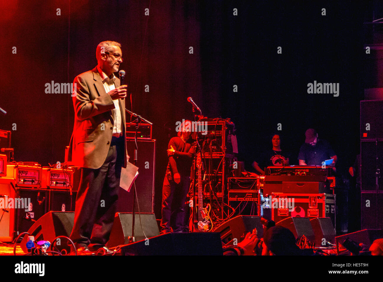 Brighton, UK. 16. Dezember 2016. Jeremy Corbyn MP spricht das Publikum zunächst die "Konzerte für Corbyn' Konzerte eine bundesweite Reihe von Vorteil für die Labour-Chef, mit Acts wie Paul Weller, die Farm und Robert Wyatt. © Andrew Hasson/Alamy Live-Nachrichten Stockfoto