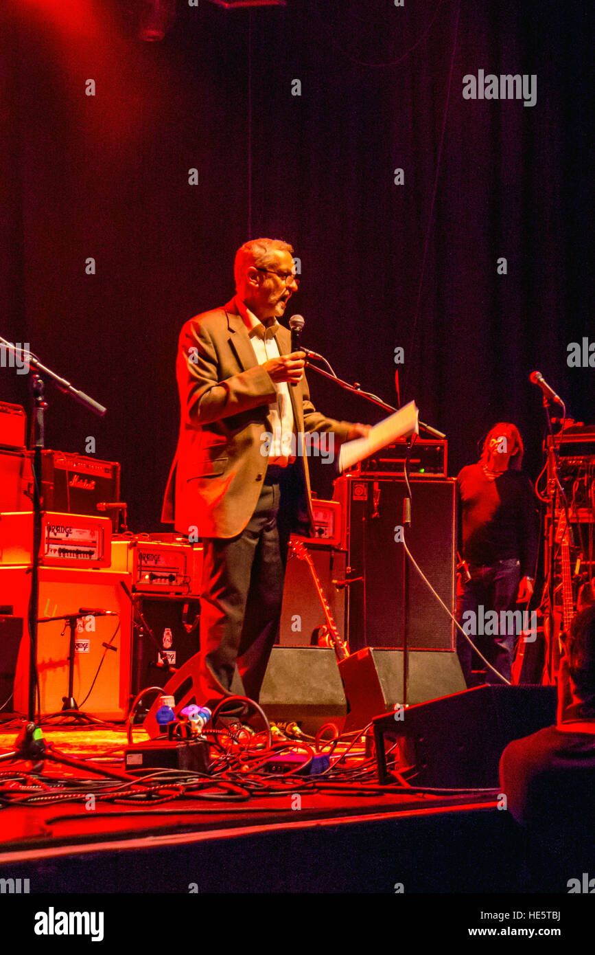 Brighton, UK. 16. Dezember 2016. Jeremy Corbyn MP spricht das Publikum zunächst die "Konzerte für Corbyn' Konzerte eine bundesweite Reihe von Vorteil für die Labour-Chef, mit Acts wie Paul Weller, die Farm und Robert Wyatt. © Andrew Hasson/Alamy Live-Nachrichten Stockfoto