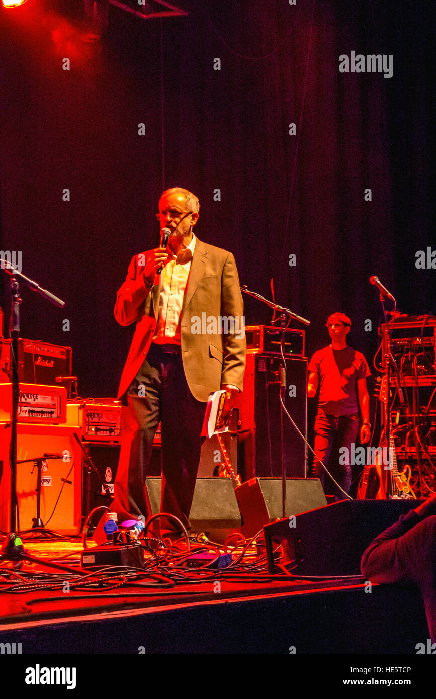 Brighton, UK. 16. Dezember 2016. Jeremy Corbyn MP spricht das Publikum zunächst die "Konzerte für Corbyn' Konzerte eine bundesweite Reihe von Vorteil für die Labour-Chef, mit Acts wie Paul Weller, die Farm und Robert Wyatt. © Andrew Hasson/Alamy Live-Nachrichten Stockfoto