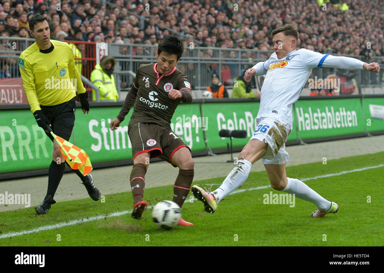 Hamburg, Deutschland. 17. Dezember 2016. St. Pauli's Ryo Miyaichi (l) und der Stadt Bochum Nils Quaschner wetteifern um die Kugel während der 2. deutschen Bundesliga-Fußballspiel zwischen FC St. Pauli und VfL Bochum beim Millerntor-Stadion in Hamburg, Deutschland, 17. Dezember 2016. (EMBARGO Bedingungen - Achtung: aufgrund der Akkreditierungsrichtlinien die DFL nur erlaubt die Veröffentlichung und Nutzung von bis zu 15 Bilder pro Spiel im Internet und in Online-Medien während des Spiels.) Foto: Axel Heimken/Dpa/Alamy Live News Stockfoto